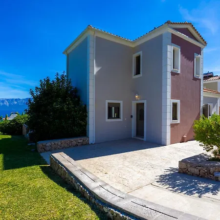 Kyklamino Villa *